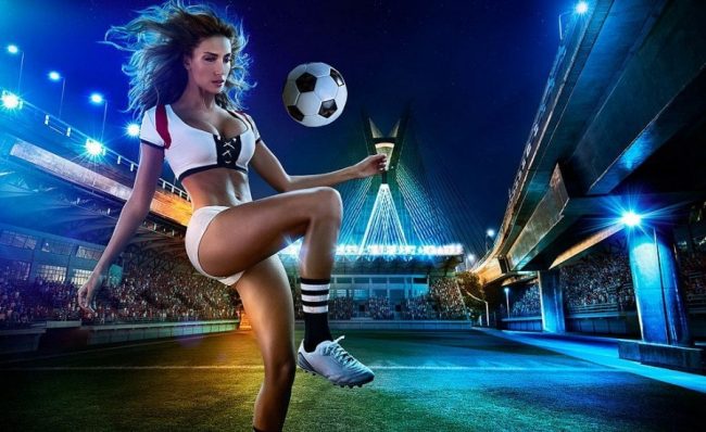 Девушка и футбольный мяч